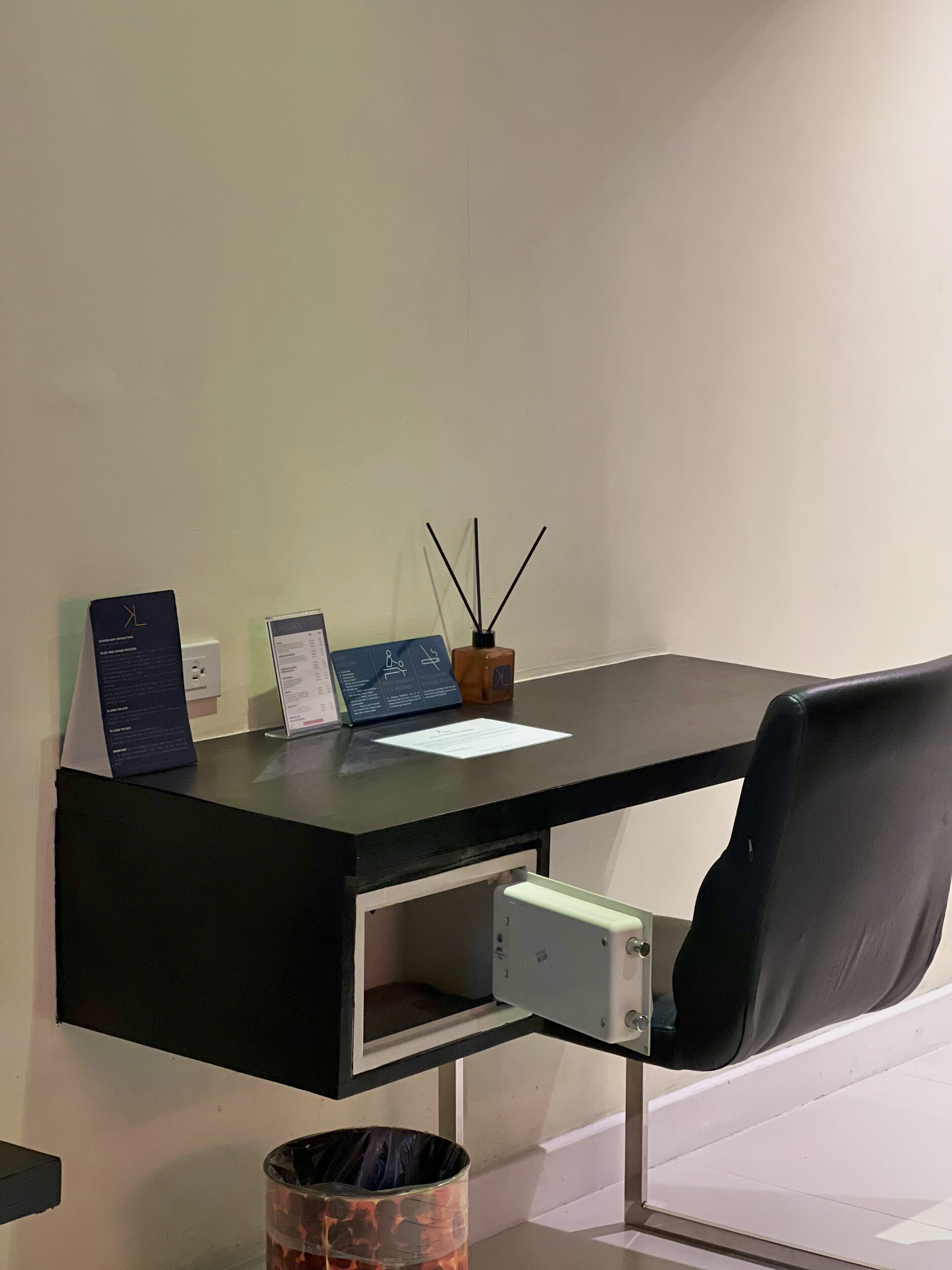 standard studio deluxe | living area | flat-screen tv