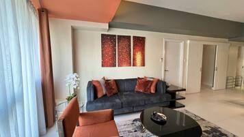 One Bedroom Executive | Zona de estar | Una televisión de pantalla plana