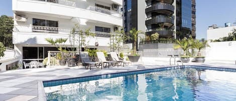 Kolam renang terbuka, kerusi lepak pantai