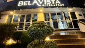 Ein Hotel namens Belavista Hotel & Flat mit modernem Design, mit einer gut sichtbaren Schilderung und einer Treppe zum Eingang.