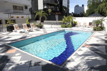 Piscina all'aperto, lettini. Bela Vista Hotel & Flat