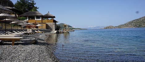 Een privéstrand, gratis strandcabana's, parasols, massages op het strand