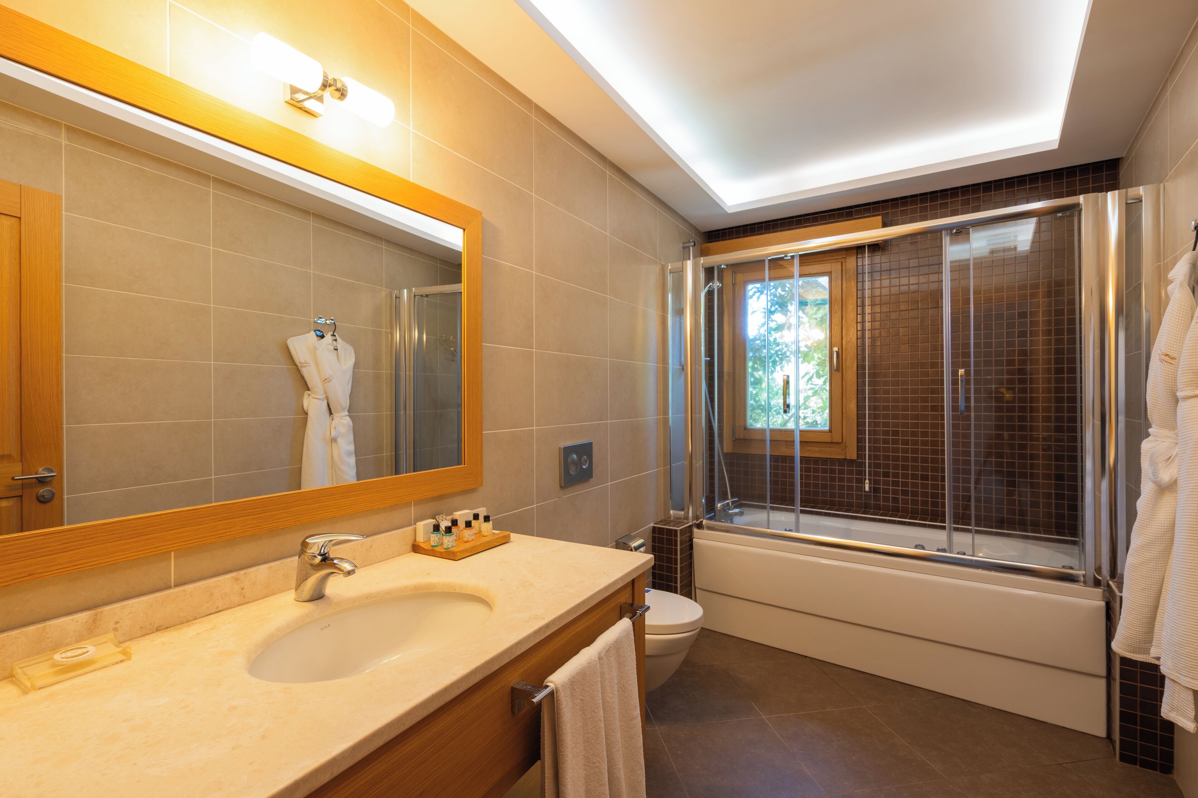comfort suite | bathroom | hydromassage showerhead, free toiletries, hair dryer, bathrobes