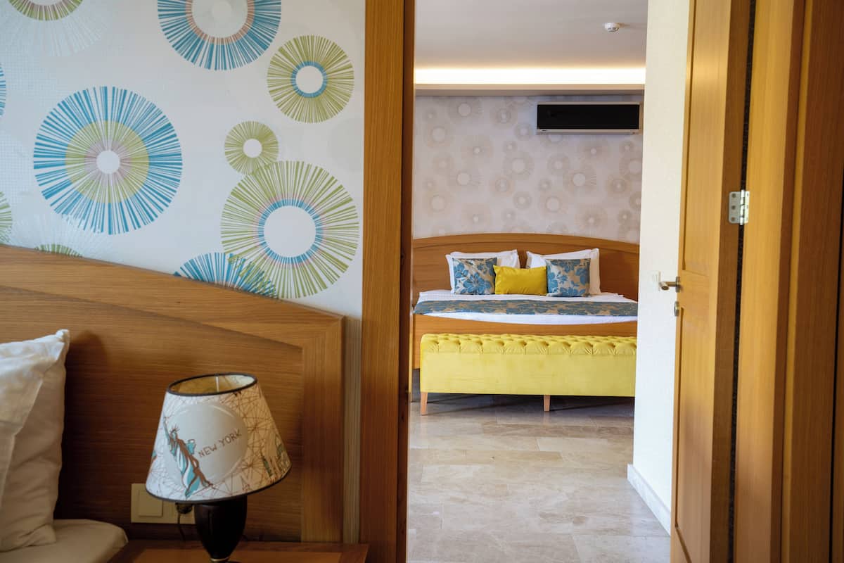 Familiekamer, 1 twee- of 2 eenpersoonsbedden, 2 slaapkamers | Luxe beddengoed, Select Comfort-bedden, een minibar