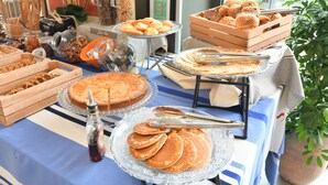 A buffet table with various food items like pastries, pies, and pancakes. - Appart Hôtel Mer & Golf City Bordeaux Bruges (Bruges)
