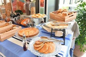 Desayuno buffet todos los días (con cargo)
