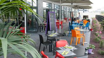 Déjeuner et dîner servis sur place, vue sur la piscine