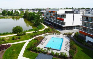 Una piscina al aire libre de temporada, sillones reclinables de piscina