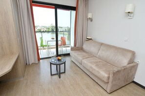 Leilighet, 1 soverom | Oppholdsrom | En 80-centimeters Flatskjerm-TV med digitale kanaler samt TV