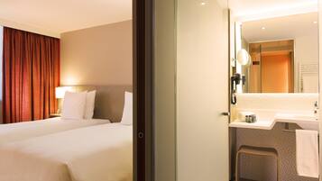 Superior Room Free WiFi & Pool Access | Couette en duvet d'oie, coffres-forts dans les chambres
