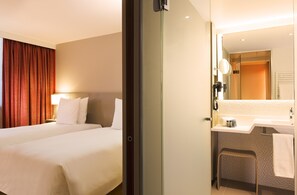 Superior Room Free WiFi & Pool Access | Chăn bông, két bảo mật tại phòng, phòng cách âm 