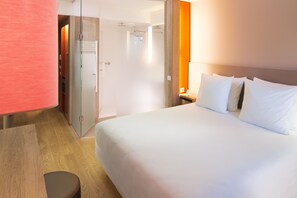 Superior Room Free WiFi & Pool Access | Edredones de plumas, caja fuerte, sistema de insonorización