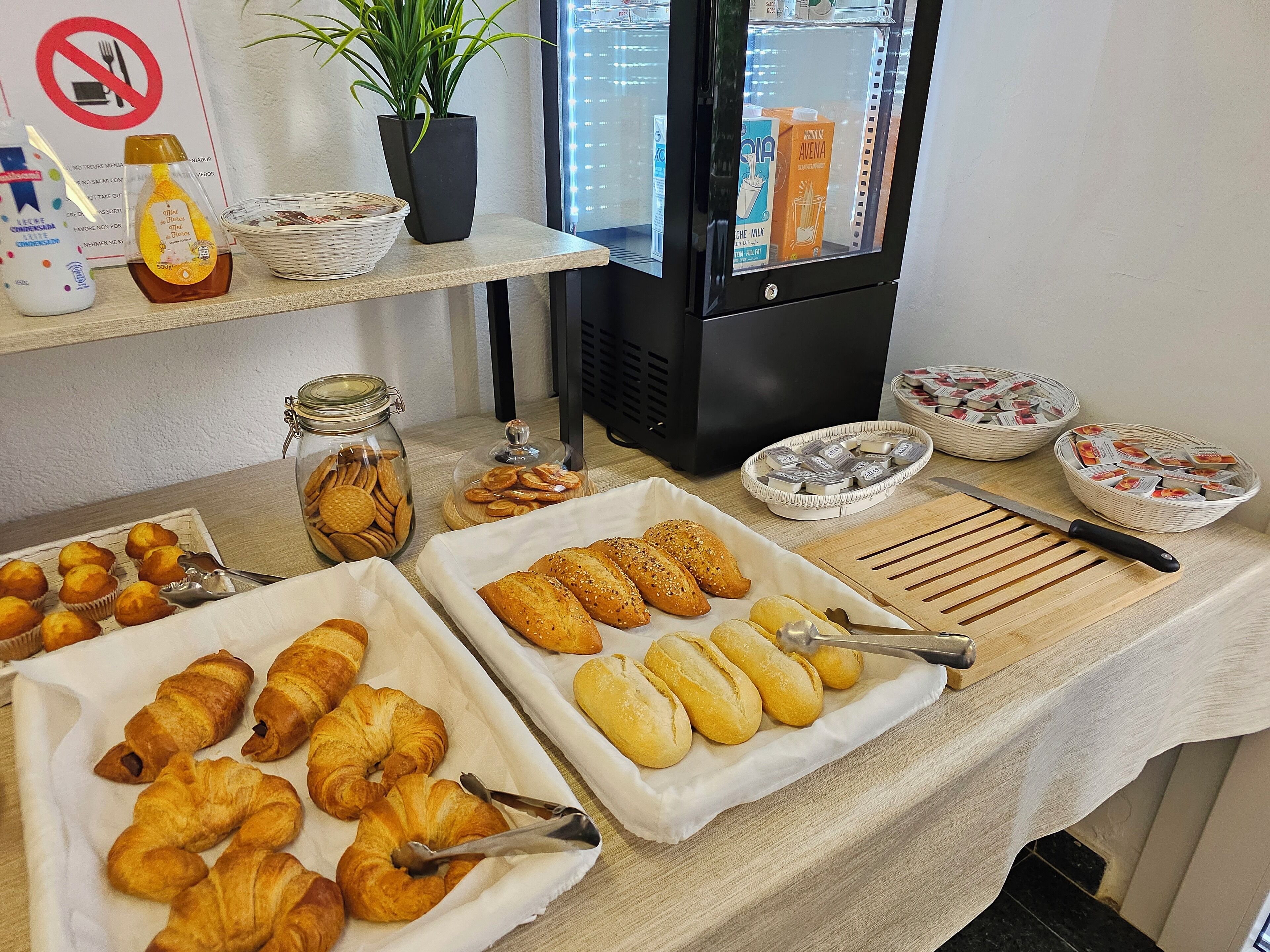 Petit déjeuner continental (6 EUR par personne)