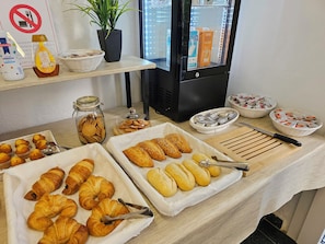 Desayuno continental (EUR 6 por persona)