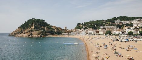 Plage à proximité, parasols, 3 bars de plage