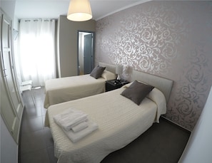 Habitación superior con 1 cama matrimonial o 2 individuales | Wifi gratis y ropa de cama