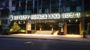 Das Außengelände des Royalty Copacabana Hotels mit einem markanten Eingang und Stufen, die zu den Haupttüren führen.