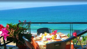 Een ontbijttafel met uitzicht op zee.