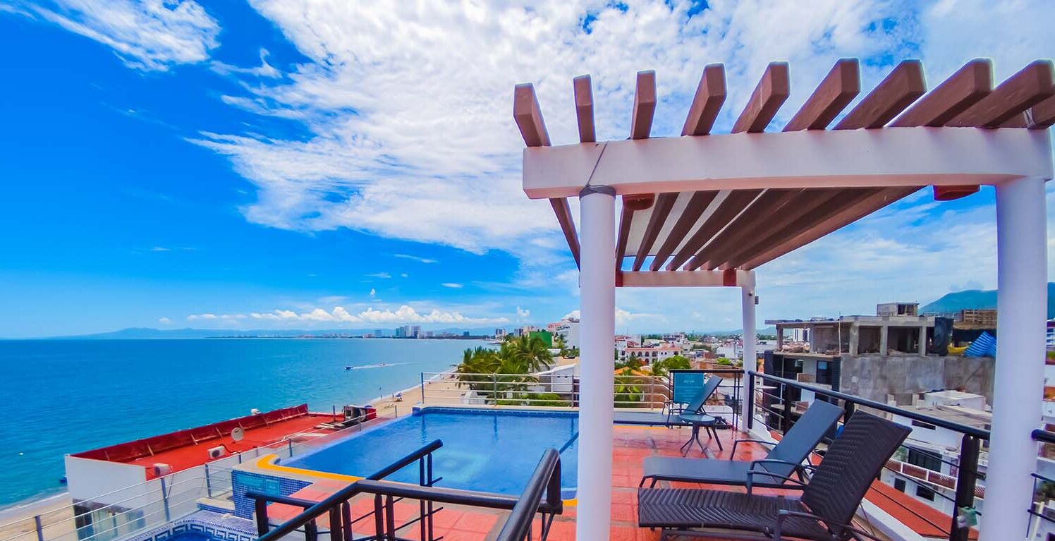 outdoor pool, open 10 am to 10 pm, pool loungers