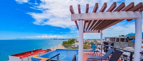 Outdoor pool, open 10 AM to 10 PM, pool loungers