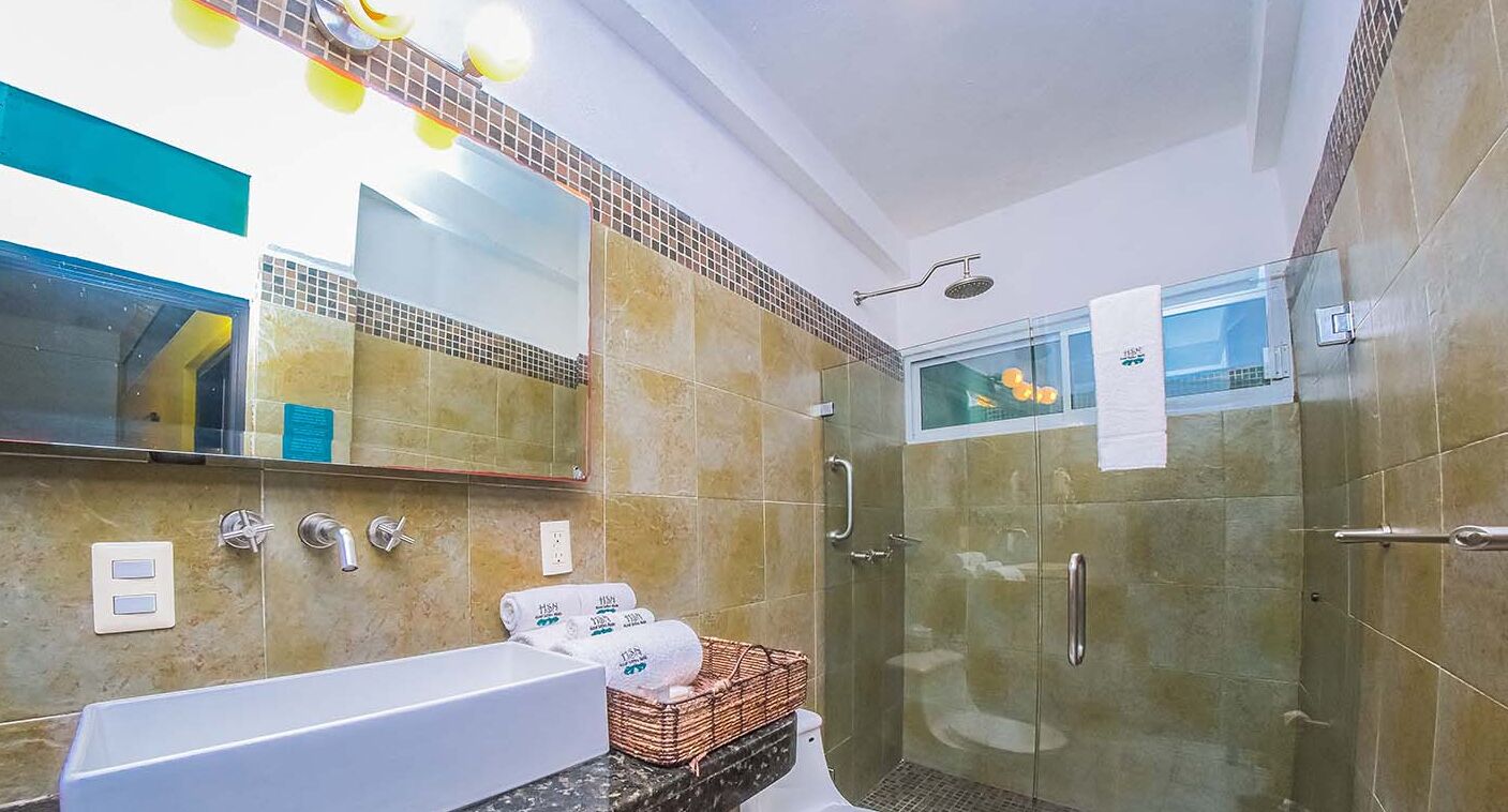 studio suite | bathroom | shower, free toiletries, towels