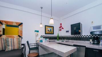 Studio Suite | Private kitchen | Fridge, microwave, coffee/tea maker, cookware/dishes/utensils