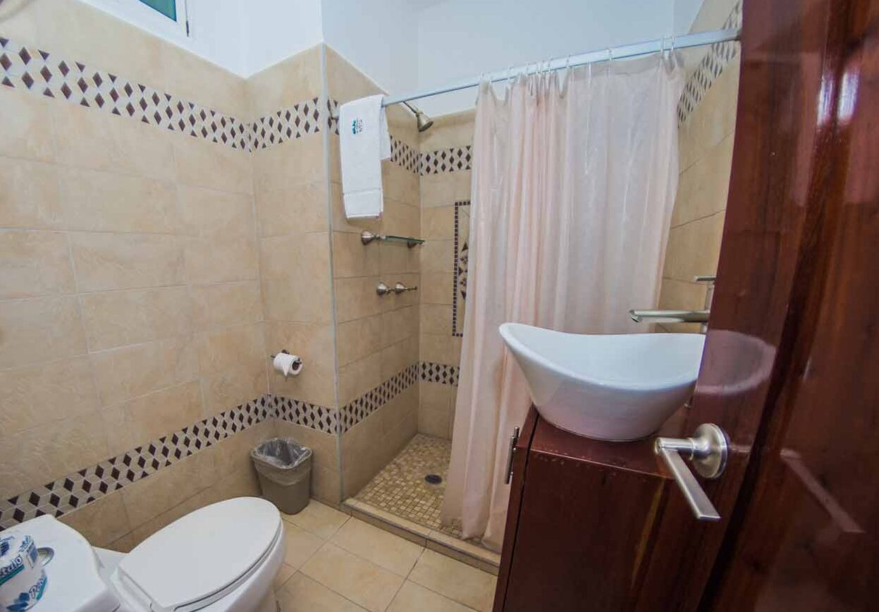 studio suite | bathroom | combined shower/bathtub, hair dryer, towels