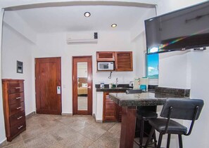 Suíte estúdio, 1 cama King | Cozinha americana privada | Geladeira, micro-ondas, talheres/pratos/utensílios de cozinha