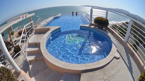 A infinity pool with a view of the ocean, steps leading to the pool, and a small hot tub. - Hotel Boutique Suites Nadia Bucerias (Bucerías)