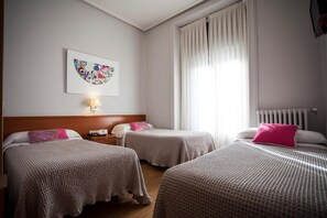 Desk, laptop workspace, free WiFi, bed sheets - Hostal Santa Cruz (Madrid)