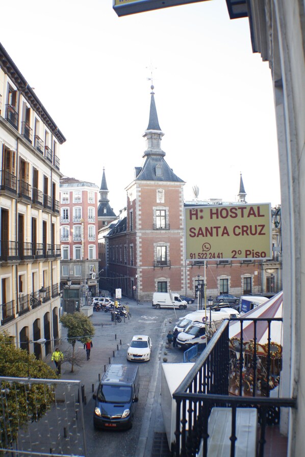 A street view with a building labeled "Hostal Santa Cruz" and a church with a spire.