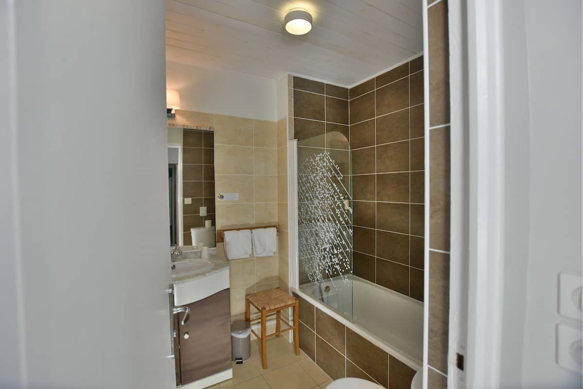 romantic apartment | bathroom | free toiletries, hair dryer, towels, soap