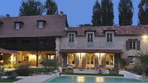 A two-story stone house with a swimming pool, outdoor seating, and a garden. - Le Mas des Bories - Grand Périgueux (Antonne-et-Trigonant)