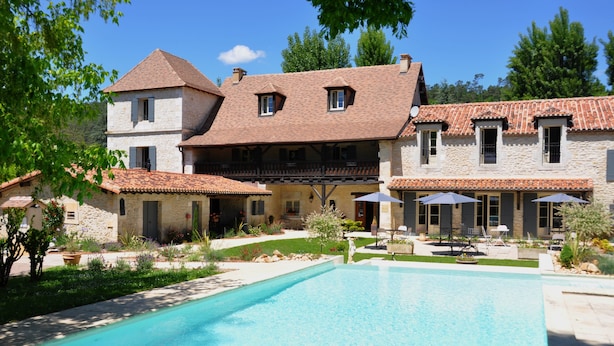 A two-story stone house with a swimming pool, outdoor seating, and a well-maintained garden. - Le Mas des Bories - Grand Périgueux (Antonne-et-Trigonant)