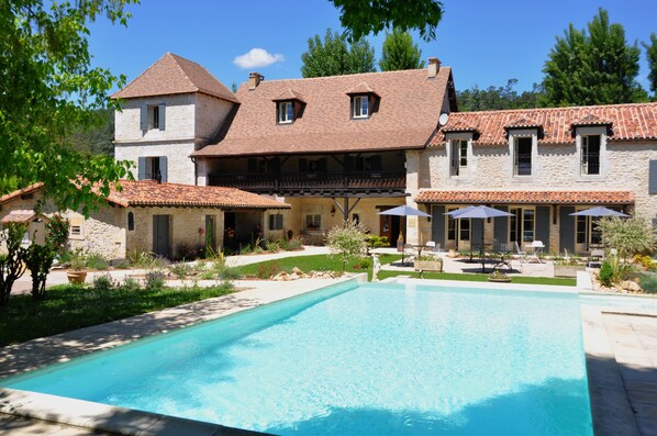 Piscina a l'aire lliure de temporada (horari: 14:00-19:00) i gandules