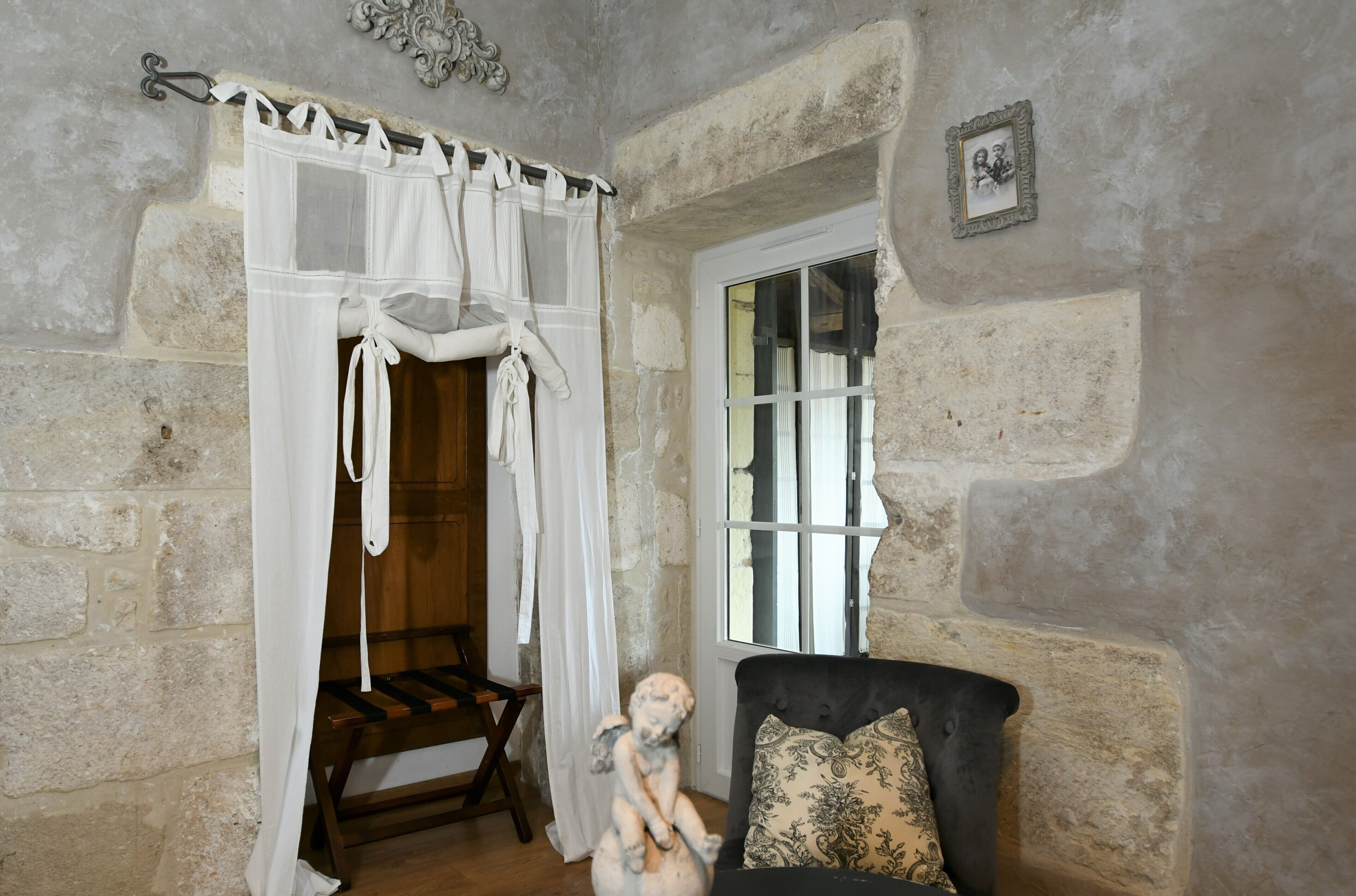 Junior-sviitti | Ylelliset vuodevaatteet, memory foam -patjalliset sängyt