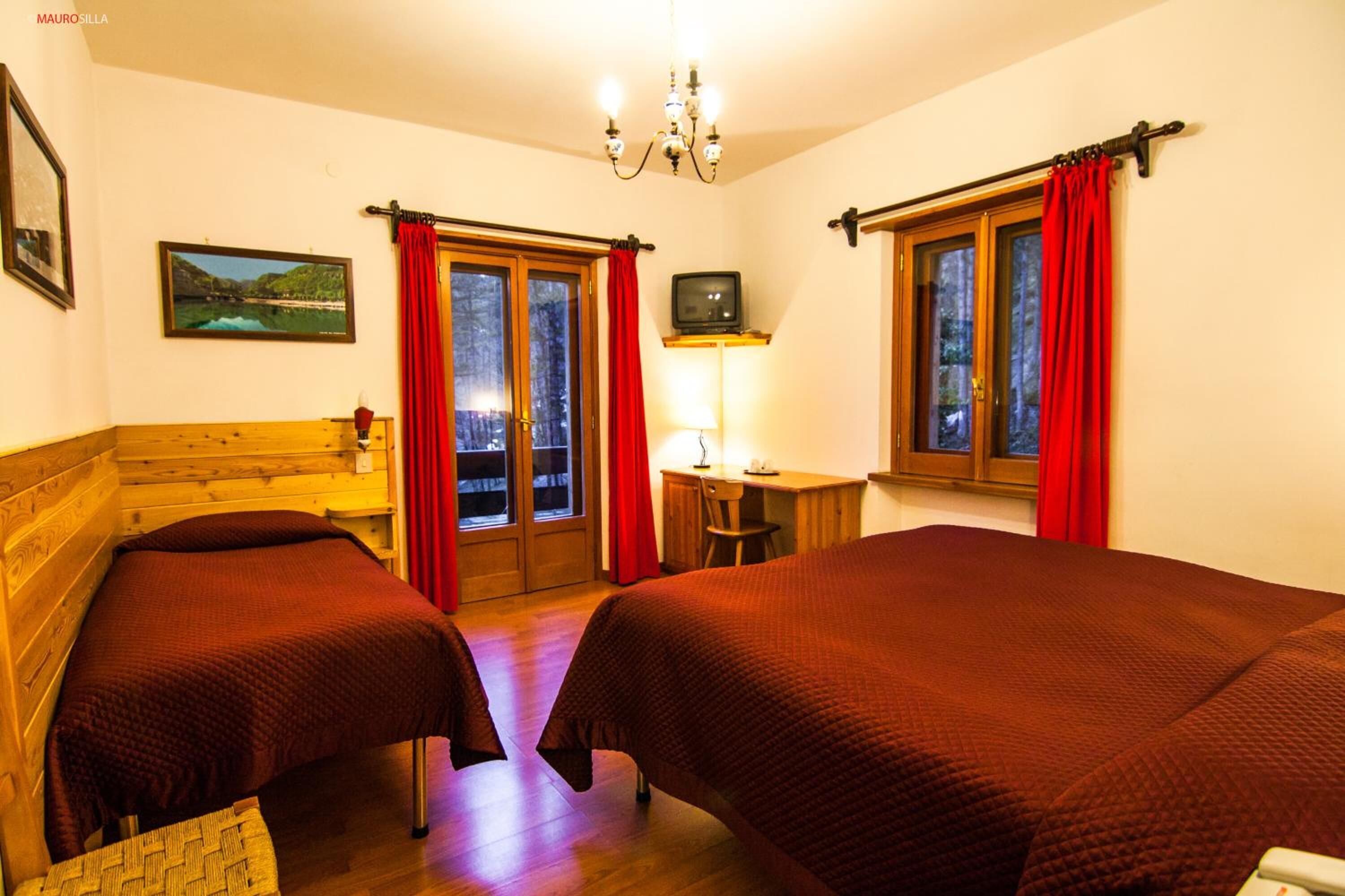 desk, cots/infant beds, rollaway beds, free wifi