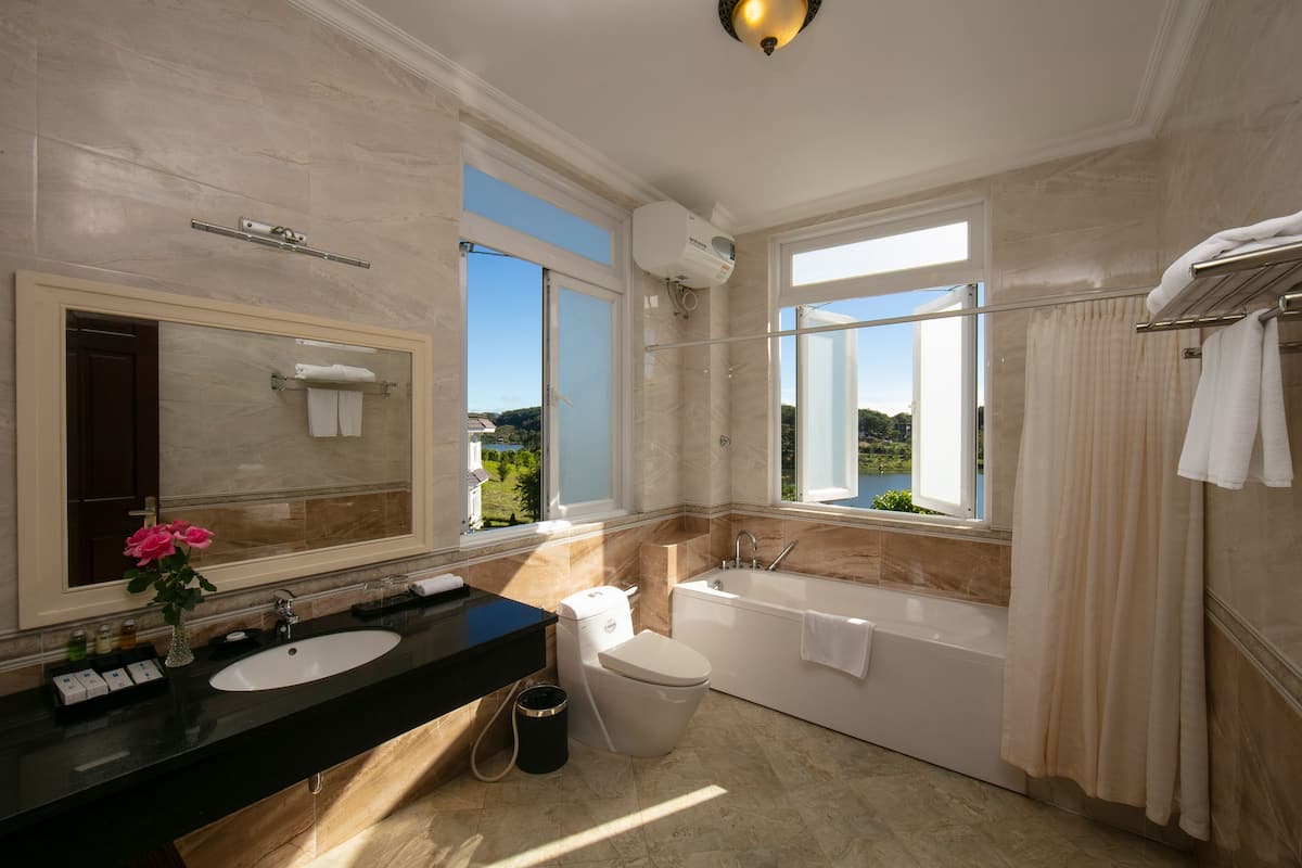 Regadera, amenidades de baño gratuitas, secadora de cabello, batas