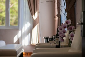 Premium bedding, pillowtop beds, minibar, in-room safe - Sam Tuyen Lam Resort (Da Lat)