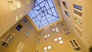 A high-rise building with a central skylight and multiple windows. - LP Los Portales Hotel Cusco (Cusco)