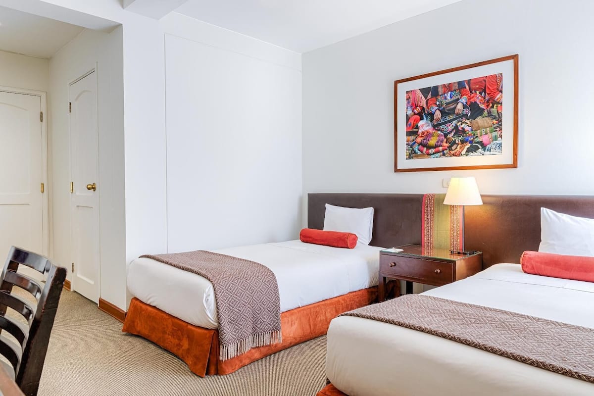 Minibar, két bảo mật tại phòng, bàn, màn/rèm cản sáng
