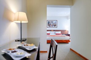 小型套房, 按摩浴缸 | 客厅 | 电视