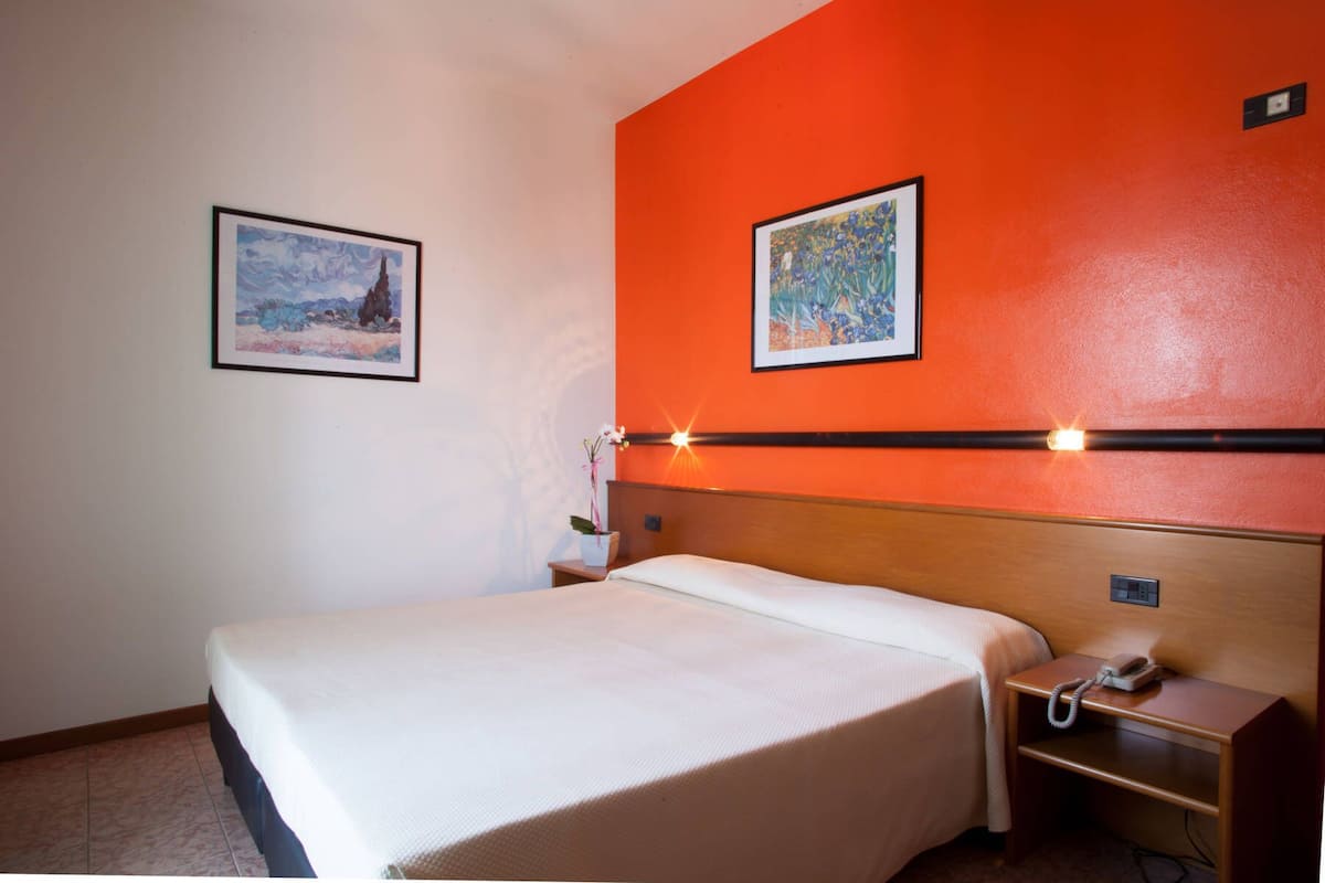 Economy Room, 2 Twin Beds "no balcony" | Biancheria da letto di alta qualità, una cassaforte in camera