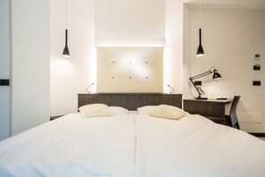 Doppel- oder Zweibettzimmer | Hochwertige Bettwaren, Zimmersafe, Schreibtisch, kostenloses WLAN