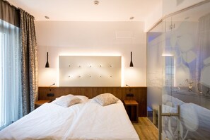 Habitación con 1 cama matrimonial o 2 individuales | Ropa de cama de alta calidad y caja de seguridad en la habitación