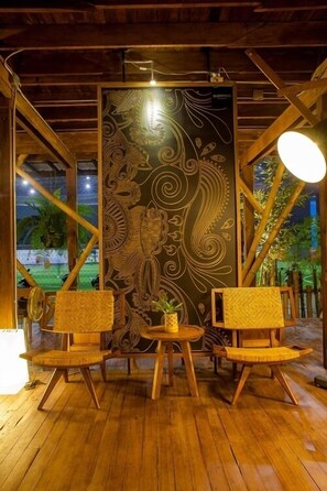 Lobby sitting area - Sleepbox Chiangmai Hotel (Chiang Mai)