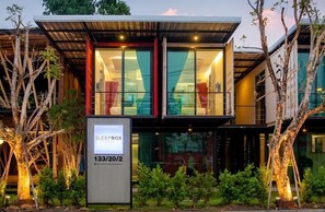 Front of property - Sleepbox Chiangmai Hotel (Chiang Mai)
