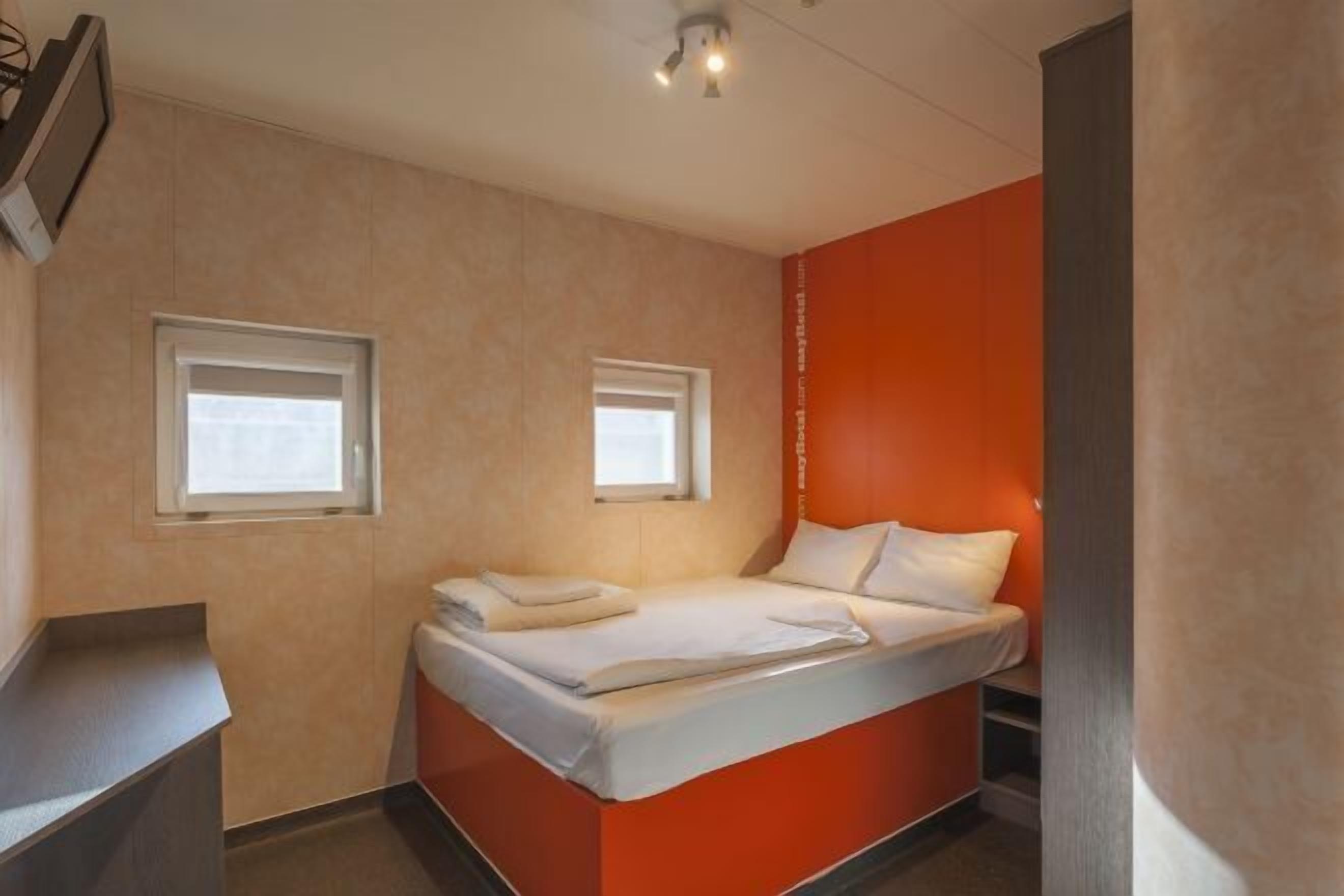 Hypo-allergenic bedding, blackout drapes, iron/ironing board, free WiFi