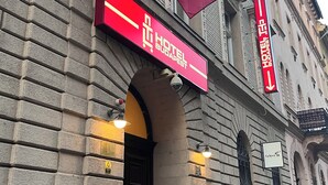 A building with a red sign indicating a hotel named 'HOTEL BUDAPEST' and a sign for 'Fábrica S'. - TL Hotel Budapest (Budapest)