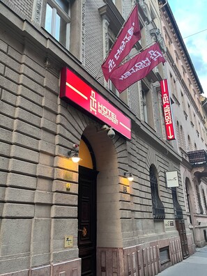 A building with a red sign indicating a hotel named 'HOTEL BUDAPEST' and a sign for 'Fábrica S'. - TL Hotel Budapest (Budapest)